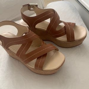 Donald J Pliner womens tan wedge size 6.5 M